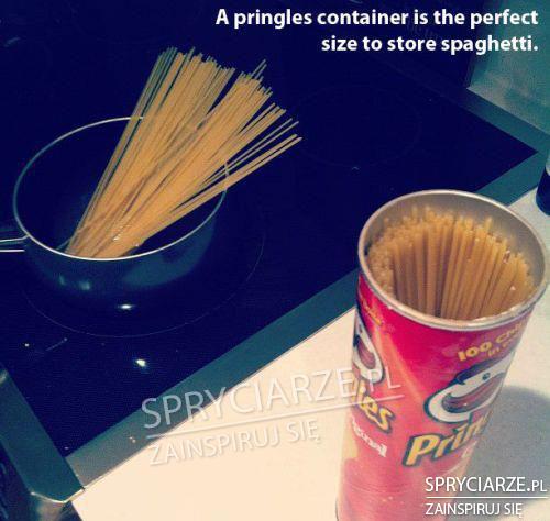 Opakowanie po Pringelsach jako pojemnik na spaghetti