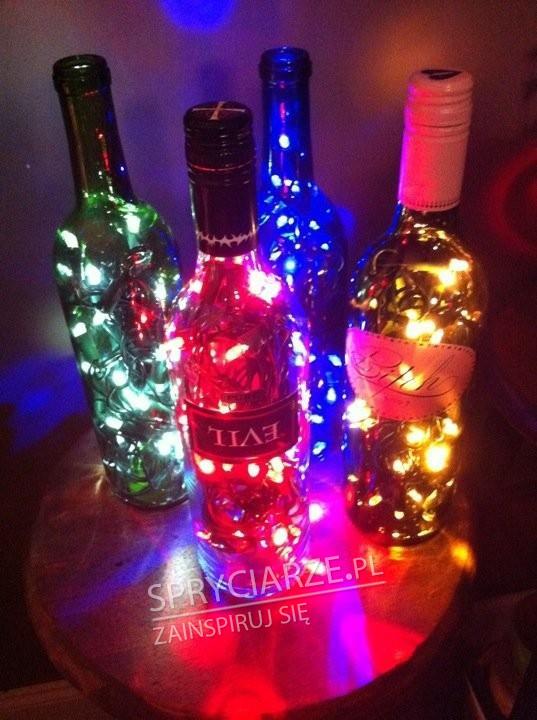 Butelki po alkoholu z lampkami choinkowymi jako imprezowe oświetlenie